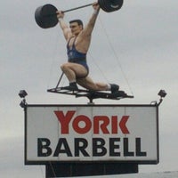 Foto tomada en York Barbell Retail Outlet Store &amp;amp; Weightlifting Hall of Fame  por Eric B. el 1/11/2013