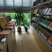 6/30/2019에 Denis G.님이 Книжный магазин музея «Гараж»에서 찍은 사진