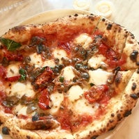 Foto diambil di 800 Degrees Neapolitan Pizzeria oleh Philip pada 9/25/2015
