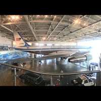 Foto diambil di Air Force One Pavilion oleh JR pada 8/3/2018