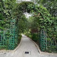 Photo taken at Promenade plantée – La Coulée Verte by Luiz M. on 7/30/2023