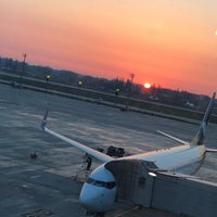 Photo taken at Gate D10 by Блондинка 🎀 on 4/14/2018