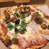 10/27/2017 tarihinde Tina B.ziyaretçi tarafından Mod Pizza'de çekilen fotoğraf