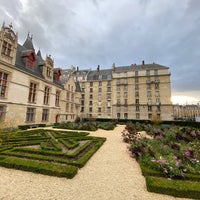Photo taken at Jardin de l&amp;#39;Hôtel de Sens by Sergey D. on 11/6/2019