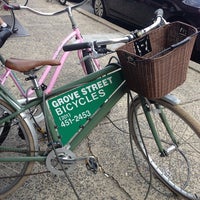Снимок сделан в Grove Street Bicycles пользователем Tania B. 8/17/2013