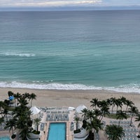 Das Foto wurde bei Beach at the Diplomat Beach Resort Hollywood, Curio Collection by Hilton von graceygoo am 12/26/2022 aufgenommen