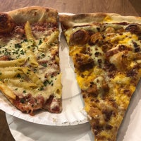 รูปภาพถ่ายที่ Ian&amp;#39;s Pizza โดย Kelsi เมื่อ 7/23/2018