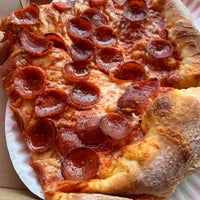 Das Foto wurde bei Dimo&amp;#39;s Pizza von Geoff F. am 6/4/2019 aufgenommen