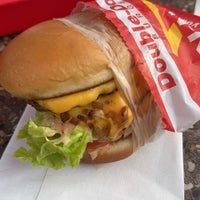 Photo taken at In-N-Out Burger by Geoff F. on 12/2/2022
