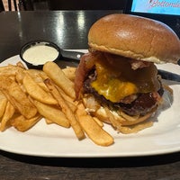 Photo taken at Red Robin Gourmet Burgers and Brews by Geoff F. on 11/27/2023