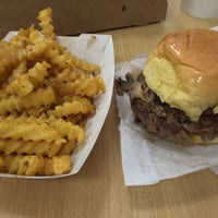 7/25/2016에 Geoff F.님이 Custom Burgers by Pat La Frieda에서 찍은 사진
