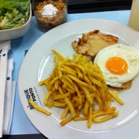 Foto tirada no(a) Fitness Hut por Daniel em 3/21/2015