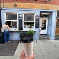 รูปภาพถ่ายที่ Stone Street Coffee Company โดย Kenny M. เมื่อ 7/15/2021