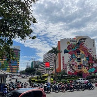 Foto diambil di Suria Sabah Shopping Mall oleh EH G. pada 10/29/2022