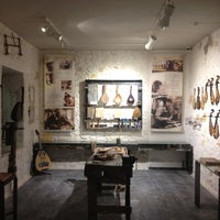 Das Foto wurde bei Stagakis manufacturing store of musical instruments - Lyra Museum von Antonis N. am 1/15/2013 aufgenommen
