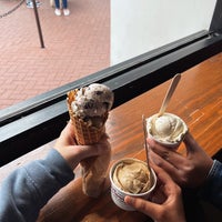 Foto tirada no(a) Mission Street Ice Cream and Yogurt - Featuring McConnell&amp;#39;s Fine Ice Creams por Hannah Sk em 2/20/2022