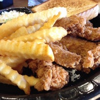 Photo taken at Zaxby&amp;#39;s Chicken Fingers &amp;amp; Buffalo Wings by Lokah M. on 11/19/2013