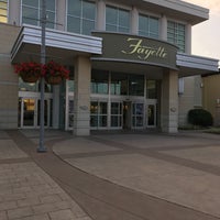 รูปภาพถ่ายที่ Fayette Mall โดย Lokah M. เมื่อ 7/14/2017