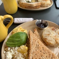 Photo taken at Snooze, an A.M. Eatery by Alice E. K. on 5/12/2019