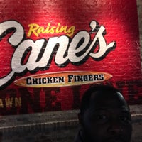 รูปภาพถ่ายที่ Raising Cane&amp;#39;s Chicken Fingers โดย Big M. เมื่อ 5/12/2017