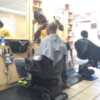 Foto tirada no(a) Success Barber Salon por Big M. em 6/13/2014