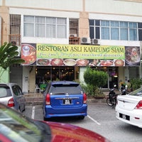 Photo taken at Restoran Asli Kampung Siam by Anakcemut on 8/3/2013