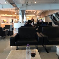 Photo taken at Louis&amp;#39; Tavern CIP Business Class Lounge by Natt V. on 10/16/2018