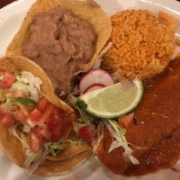 Foto diambil di Huapangos Mexican Cuisine oleh Tania L. pada 3/30/2022