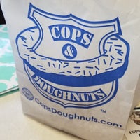 รูปภาพถ่ายที่ Cops &amp;amp; Doughnuts Bakery โดย Denise &amp;amp; Michael เมื่อ 5/25/2018