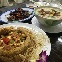 Photo taken at Yuan Xiang Vegetarian Food 圆香素食 by Herenna N. on 8/24/2016