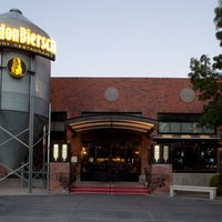 Photo taken at Gordon Biersch Brewery Restaurant by Johnny D. on 7/23/2014