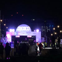 Photo taken at Maratón CDMX Telcel 2017 - Salida by Rubine R. on 8/26/2018