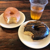 2/17/2018 tarihinde Ashley N.ziyaretçi tarafından Rebel Donut Bar'de çekilen fotoğraf