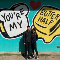 Снимок сделан в You&amp;#39;re My Butter Half (2013) mural by John Rockwell and the Creative Suitcase team пользователем Stephanie G. 2/18/2019