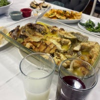 Foto tirada no(a) Cemil Baba Balık Restaurant por Orhan K. em 8/28/2023