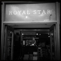 รูปภาพถ่ายที่ The Royal Star โดย Royal S. เมื่อ 1/12/2013