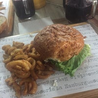 Foto scattata a La Hamburgueseria, hamburguesas artesanales da Abigail V. il 7/22/2018