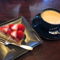 Photo taken at Sweets cafe&amp;amp;bar LOUNGE by ほにい部 屋. on 5/1/2019