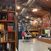 Foto scattata a Midtown Scholar Bookstore da Kaydee il 9/14/2019