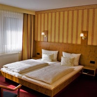 รูปภาพถ่ายที่ Hotel Altes Zollhaus und Romantischer Seegasthof โดย Hotel Altes Zollhaus und Romantischer Seegasthof เมื่อ 10/5/2017