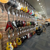 Foto tomada en Long &amp;amp; McQuade Musical Instruments  por AJ H. el 9/14/2023