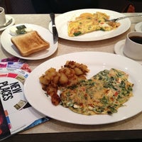 Foto tomada en Morning Star Cafe  por Tom el 10/17/2012