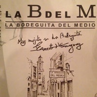 รูปภาพถ่ายที่ La Bodeguita del Medio โดย Olga V. เมื่อ 5/2/2013
