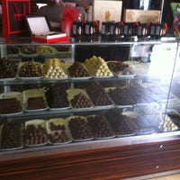 4/7/2013 tarihinde Ozge A.ziyaretçi tarafından CKLT Butik Çikolata Mağazası'de çekilen fotoğraf
