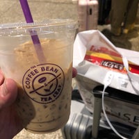 Photo taken at Coffee Bean and Tea Leaf by Jeedai A. on 3/11/2018