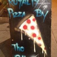 Das Foto wurde bei Royalty Pizza von Vicki am 6/7/2013 aufgenommen