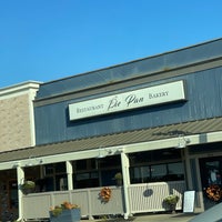 Foto diambil di Pie Pan Restaurant &amp;amp; Bakery oleh Tyler H. pada 9/29/2021
