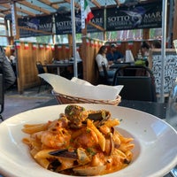 Foto diambil di Sotto Mare Oysteria &amp;amp; Seafood Restaurant oleh Wafi pada 11/6/2023