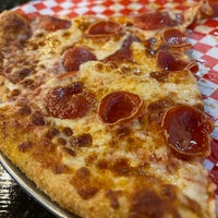 รูปภาพถ่ายที่ Sgt. Pepperoni&amp;#39;s Pizza Store โดย Karen เมื่อ 2/7/2023