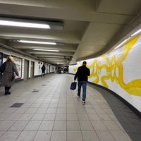 Photo taken at MTA Subway - Lexington Ave/53rd St (E/M/6) by Sha F. on 2/20/2023